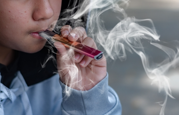 電子菸真相調查：破除「減害」神話，揭秘隱藏在氣溶膠下的呼吸危機